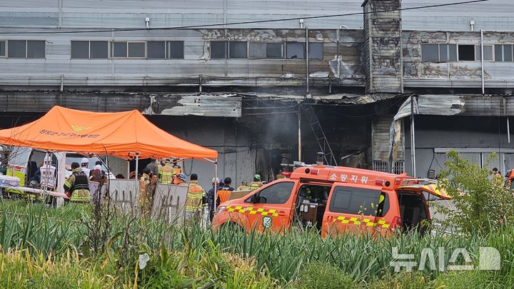 [완도=뉴시스] 12일 오전 전남 완도군 군외면 한 수산물 냉동창고에서 불이 나 당국이 진화 작업을 벌이고 있다.(사진 = 독자 제공) 2026.04.12. photo@newsis.com