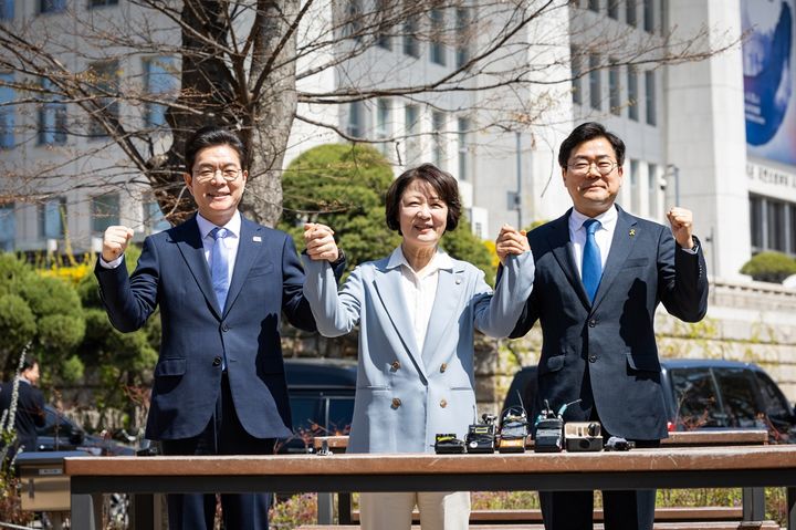 [서울=뉴시스]더불어민주당 정원오 서울시장·추미애 경기지사·박찬대 인천시장 후보들은 12일 6·3 지방선거를 앞두고 '수도권 후보 3인 회동 결의문'을 발표했다. (사진=정원오 후보 캠프 제공) 2026.04.12. photo@newsis.com *재판매 및 DB 금지