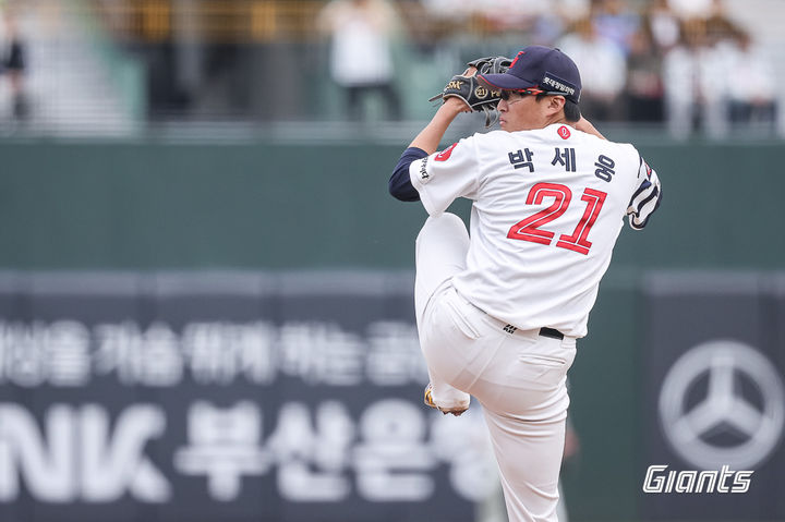 [서울=뉴시스] 프로야구 롯데 자이언츠 박세웅이 5일 인천SSG랜더스필드에서 열린 2026 신한 쏠 KBO리그 SSG 랜더스와의 경기에 선발 등판해 공을 던지고 있다. (사진=롯데 자이언츠 제공) 2026.04.05. *재판매 및 DB 금지