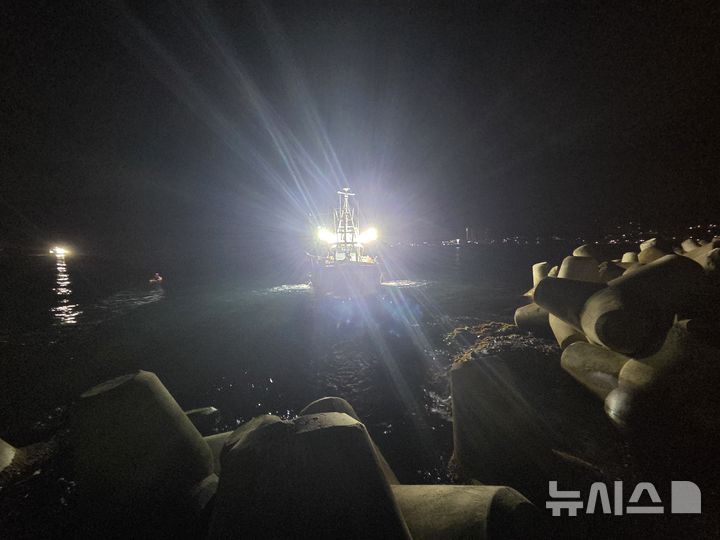 [포항=뉴시스] 안병철 기자 = 12일 오전 2시29분께 경북 포항시 남구 구룡포 갯바위 인근 해상에서 9t급 어선 A(승선원 6명)호가 좌초됐다.(사진=포항해양경찰서 제공) 2026.04.12. photo@newsis.com