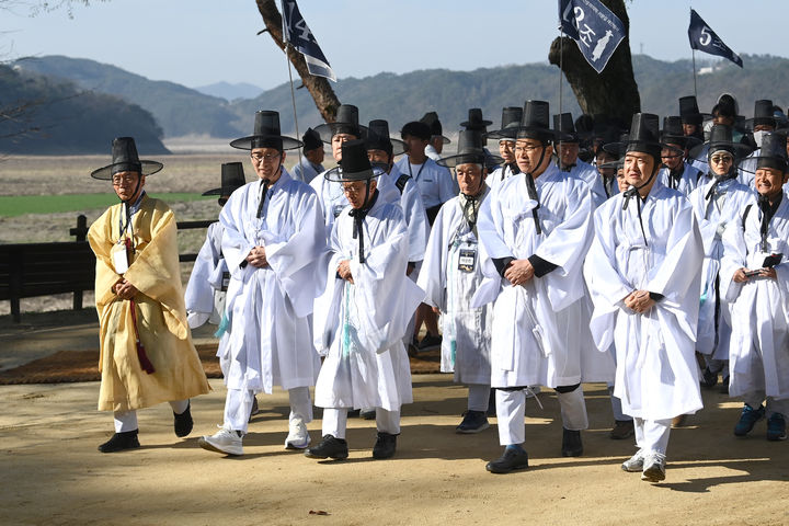 [안동=뉴시스] 12일 '제6회 퇴계 선생 마지막 귀향길 재현행사'가 진행되고 있다. (사진=경북도 제공) 2026.04.12. photo@newsis.com *재판매 및 DB 금지