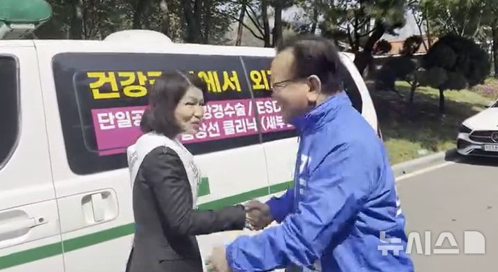 [서울=뉴시스]이진숙(왼쪽) 전 방송통신위원장이 10일 자신의 소셜네트워크서비스(SNS)에 김부겸 더불어민주당 대구시장 후보와 만나 짧게 인사를 나누는 영상을 게재했다. (사진 = 이진숙 전 방송통신위원장 SNS 캡처)