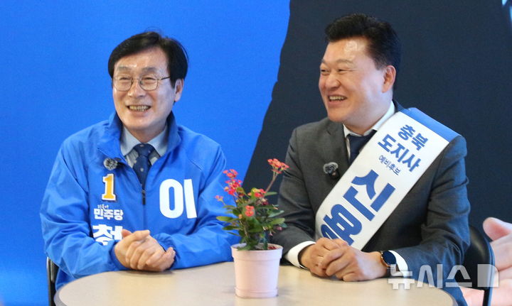[청주=뉴시스] 신용한(오른쪽) 더불어민주당 충북도당 후보와 이장섭 청주시장 예비후보가 12일 청주시 상당구 소재 이장섭 예비후보 선거사무소에서 '민주승리를 위한 윈팀(WIN TEAM) 정책연대식'을 진행 중이다. (사진=이장섭 청주시장 예비후보 캠프 제공) 2026.04.12. photo@newsis.com