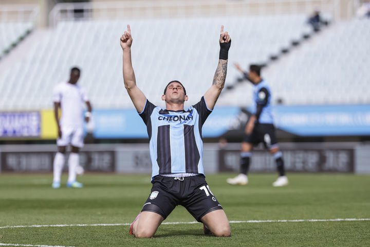 [천안=뉴시스] 천안시티FC 공격수 사르자니가 12일 열린 충북청주FC와 경기에서 득점 후 기뻐하고 있다. (사진=천안시티FC 제공) 2026.04.12 photo@newsis.com *재판매 및 DB 금지