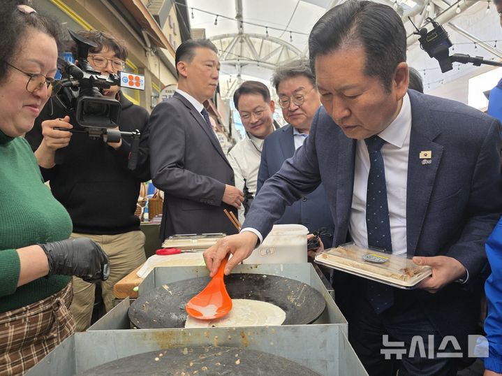 춘천 풍물시장서총떡 부치는 더불어민주당 정청래 대표