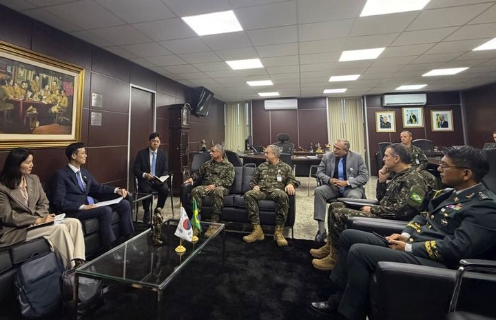 [서울=뉴시스] 방산협력 사절단이 브라질 육군참모총장(프란시스코 움베토 몬테네그로 주니어, 왼쪽에서 4번째)와 만나 양국이 협력할 수 있는 방산 분야를 논의하고 있다. (사진=방위사업청 제공) *재판매 및 DB 금지