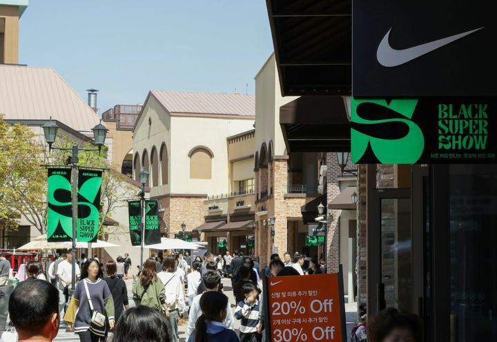 롯데아울렛·몰이 완연한 봄 나들이 시즌을 맞아 2026년 첫 번째 초대형 할인 행사인 '블랙슈퍼쇼(BLACK SUPER SHOW)'를 진행한다고 13일 밝혔다. *재판매 및 DB 금지