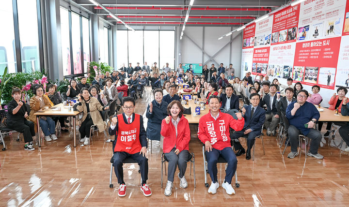 [구미=뉴시스] 김장호 구미시장 예비후보 사무소 찾은 이철우 경북도지사 예비후보. (사진=이철우 선거사무소 제공) 2026.04.12 photo@newsis.com *재판매 및 DB 금지