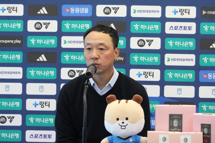 [천안=뉴시스] 최영민 기자=천안시티FC 박진섭 감독. 2026.04.12 ymchoi@newsis.com *재판매 및 DB 금지