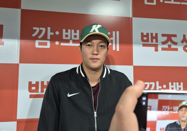 [서울=뉴시스] 문채현 기자 = 프로야구 키움 히어로즈 안우진이 12일 서울 고척스카이돔에서 열린 2026 신한 쏠 KBO리그 롯데 자이언츠와의 홈 경기를 통해 복귀전을 치른 뒤 취재진과 인터뷰를 하고 있다. 2026.04.12. dal@newsis.com *재판매 및 DB 금지