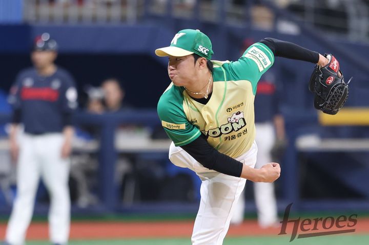 [서울=뉴시스] 프로야구 키움 히어로즈의 안우진이 12일 서울 고척스카이돔에서 열린 2026 신한 쏠 KBO리그 롯데 자이언츠전에 선발 등판해 공을 던지고 있다. (사진=키움 히어로즈 제공) 2026.04.12. *재판매 및 DB 금지