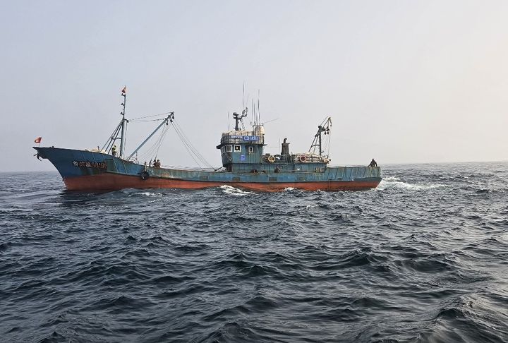 [제주=뉴시스] 지난 10일 오후 6시35분께 제주시 한경면 차귀도 북서방 약 77해리 해상에서 불법조업한 혐의로 나포된 중국 어선의 모습. (사진=남해어업관리단 제공) *재판매 및 DB 금지