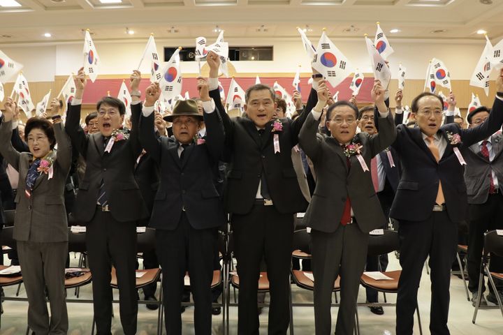[대구=뉴시스] 대구시청 산격청사 대강당에서 열린 제107주년 대한민국 임시정부 수립 기념식에 참석한 참여자들이 만세삼창을 외치고 있다. (사진=광복회 대구지부 제공) 2026.04.12. photo@newsis.com *재판매 및 DB 금지