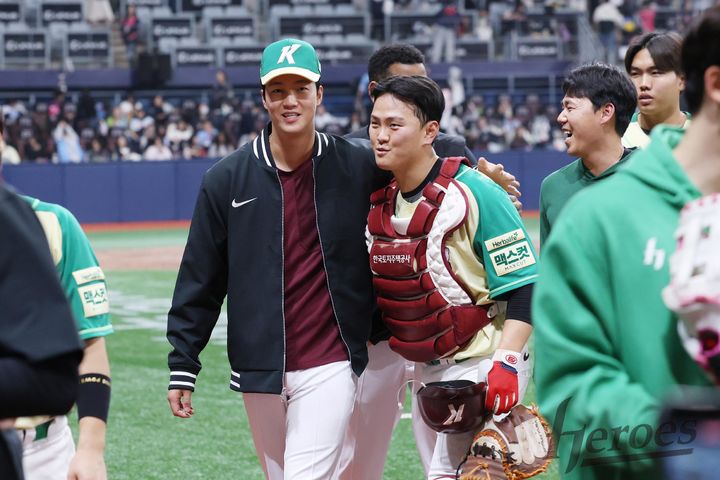 [서울=뉴시스] 프로야구 키움 히어로즈의 안우진(왼쪽)이 12일 서울 고척스카이돔에서 열린 2026 신한 쏠 KBO리그 롯데 자이언츠전에서 승리한 뒤 기뻐하고 있다. (사진=키움 히어로즈 제공) 2026.04.12. *재판매 및 DB 금지
