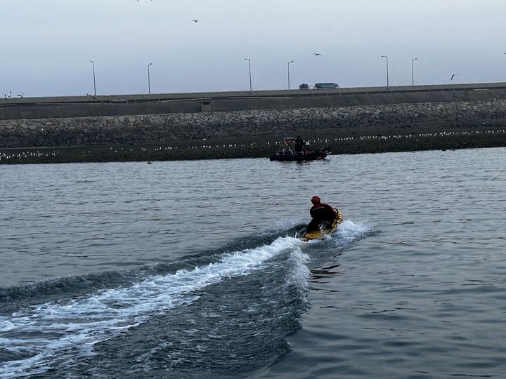 [서산=뉴시스] 평택해양경찰서 대산파출소 해경이 지난 11일 오후 6시12분께 구조보트를 이용해 충남 서산시 대산읍 삼길포항 인근 바다를 표류 중이던 모터보트 승선원 구조에 나서고 있다. (사진=평택해양경찰서 제공) 2026.04.12. photo@newsis.com *재판매 및 DB 금지