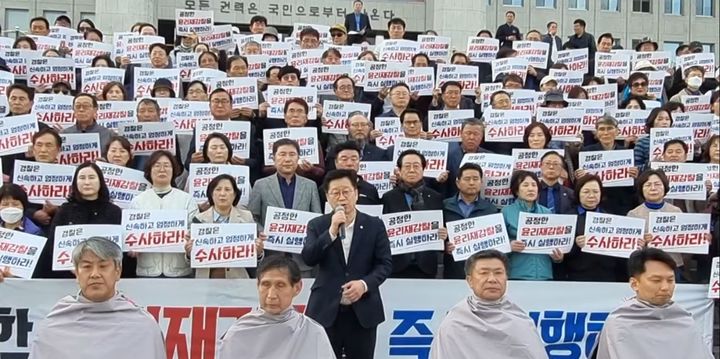 [서울=뉴시스]안호영 더불어민주당 의원은 12일 국회 본관 앞에서 열린 기자회견에서 "김관영 전북지사는 단기간에 제명, 이원택 후보에 대해서는 '혐의 없다'고 결론을 냈다. 이에 대해 납득을 못 하는 것"이라고 말했다. (사진=유튜브 채널 '안호영의 안테나' 캡처) 2026.04.12. photo@newsis.com *재판매 및 DB 금지