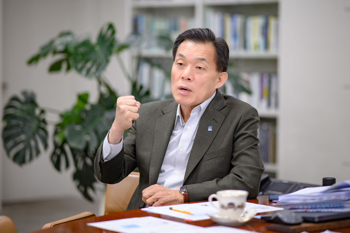 [수원=뉴시스] 이재준 경기 수원시장이 지난 10일 수원시청에서 뉴시스와 인터뷰를 하고 있다. (사진=수원시 제공) 2026.04.13. photo@newsis.com *재판매 및 DB 금지