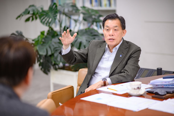 [수원=뉴시스] 이재준 경기 수원시장이 지난 10일 수원시청에서 뉴시스와 인터뷰를 하고 있다. (사진=수원시 제공) 2026.04.13. photo@newsis.com *재판매 및 DB 금지