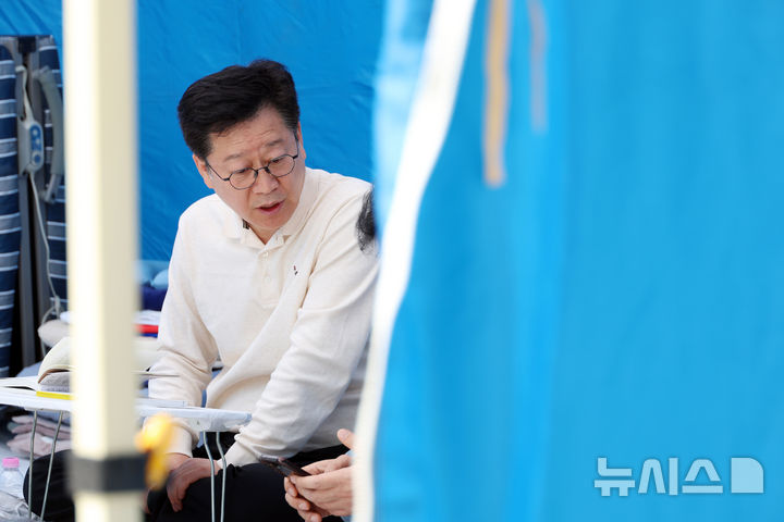 [서울=뉴시스] 고승민 기자 = 전북지사 경선에서 낙마한 안호영 더불어민주당 의원이 12일 이원택 전북지사 후보의 '식비 대납 의혹'과 관련 당 지도부를 향해 윤리감찰단의 재감찰을 촉구하며 국회에서 단식 농성을 하던 중 관계자와 대화하고 있다. 2026.04.12. kkssmm99@newsis.com