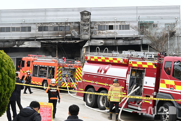 [완도=뉴시스] 이현행 기자 = 12일 낮 12시께 전남 완도군 군외면의 한 수산물 냉동창고(3693㎡) 화재 현장에서 소방당국이 진화 작업을 마친 뒤 현장을 수습하고 있다. 이 불로 진화 작업에 투입된 40대 남성 A소방위와 30대 남성 B소방사가 숨졌다. 2026.04.12. lhh@newsis.com