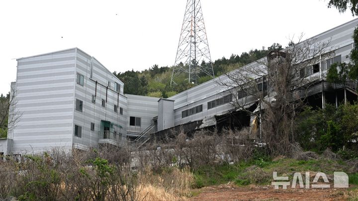 [완도=뉴시스] 이현행 기자 = 12일 오전 8시25분께 전남 완도군 군외면 한 수산물 냉동창고(3693㎡)에서 불이 나 소방당국에 의해 3시간 만에 꺼졌다. 이 불로 진화 작업에 투입된 40대 남성 A소방위와 30대 남성 B소방사가 숨졌다. 2026.04.12. lhh@newsis.com