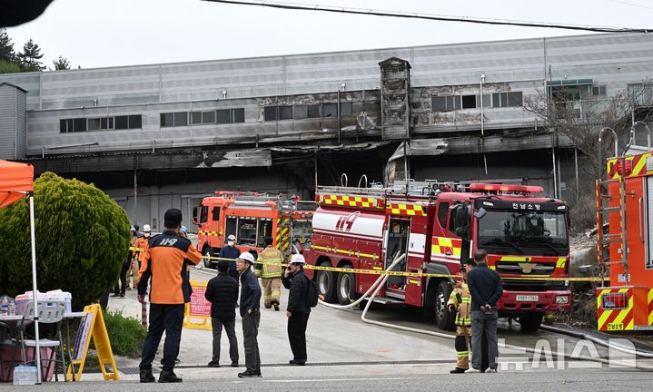 [완도=뉴시스] 이현행 기자 = 12일 낮 12시께 전남 완도군 군외면의 한 수산물 냉동창고(3693㎡) 화재 현장에서 소방당국이 진화 작업을 마친 뒤 현장을 수습하고 있다. 이 불로 진화 작업에 투입된 40대 남성 A소방위와 30대 남성 B소방사가 숨졌다. 2026.04.12. lhh@newsis.com