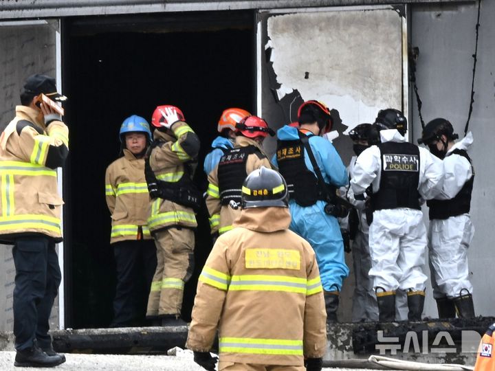 [완도=뉴시스] 이현행 기자 = 12일 낮 12시30분께 전남 완도군 군외면의 한 수산물 냉동창고(3693㎡) 화재 현장에서 소방 당국과 전남경찰청 과학수사대가 화재 원인을 조사하고 있다. 이 불로 진화 작업에 투입된 40대 남성 A소방위와 30대 남성 B소방사가 숨졌다. 2026.04.12. lhh@newsis.com