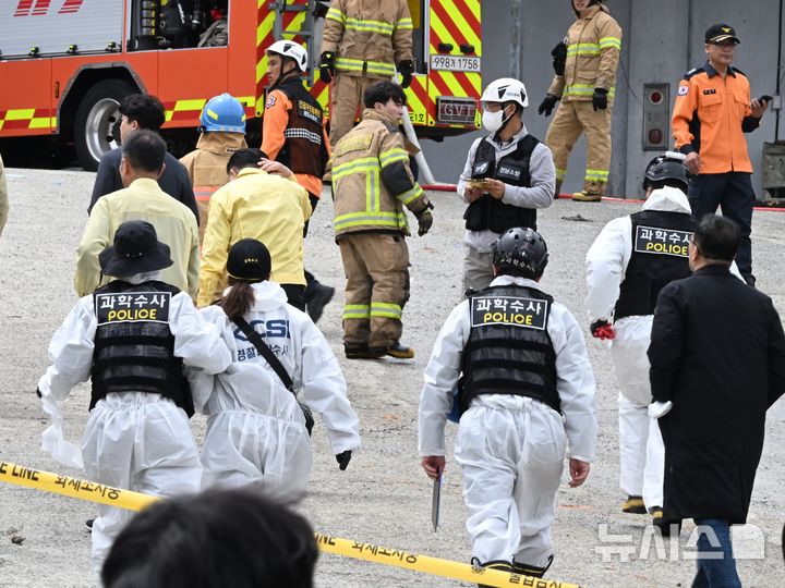 [완도=뉴시스] 이현행 기자 = 12일 낮 12시30분께 전남 완도군 군외면의 한 수산물 냉동창고(3693㎡) 화재 현장에서 소방 당국과 전남경찰청 과학수사대가 화재 원인을 조사하기 위해 현장으로 들어서고 있다. 이 불로 진화 작업에 투입된 40대 남성 A소방위와 30대 남성 B소방사가 숨졌다. 2026.04.12. lhh@newsis.com