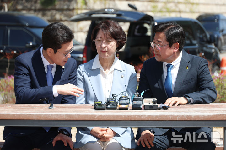 [서울=뉴시스] 고승민 기자 = 더불어민주당 정원오 서울시장 후보, 추미애 경기도지사 후보, 박찬대 인천시장 후보가 12일 서울 여의도 국회 소통관 앞 벤치에서 열린 수도권 광역단체장 후보 '원팀 간담회'에서 서로 대화하고 있다. 2026.04.12. kkssmm99@newsis.com