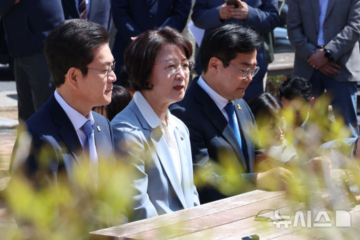 [서울=뉴시스] 고승민 기자 = 추미애 더불어민주당 경기도지사 후보가 12일 서울 여의도 국회 소통관 앞 벤치에서 열린 수도권 광역단체장 후보 '원팀 간담회'에서 인사말을 하고 있다. 2026.04.12. kkssmm99@newsis.com