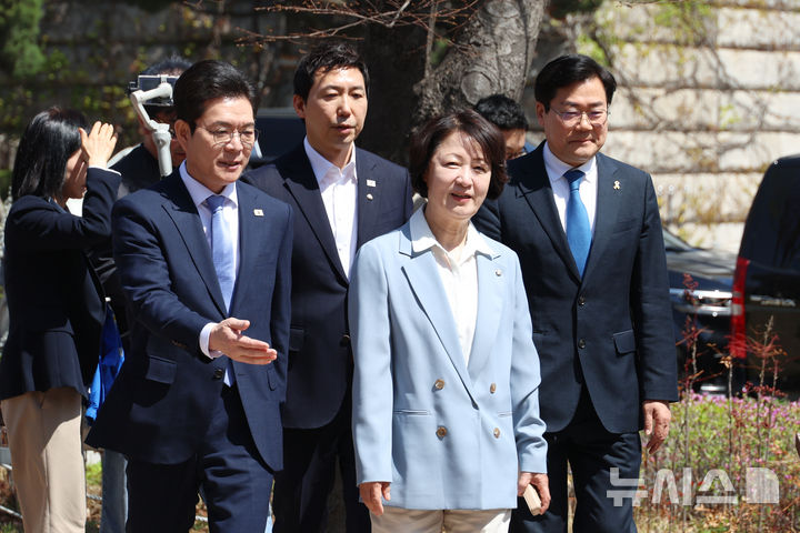 [서울=뉴시스] 고승민 기자 = 더불어민주당 정원오 서울시장 후보, 추미애 경기도지사 후보, 박찬대 인천시장 후보가 12일 서울 여의도 국회 소통관 앞 벤치에서 열린 수도권 광역단체장 후보 '원팀 간담회'에 입장하고 있다. 2026.04.12. kkssmm99@newsis.com