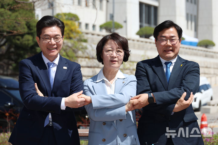 [서울=뉴시스] 고승민 기자 = 더불어민주당 정원오 서울시장 후보, 추미애 경기도지사 후보, 박찬대 인천시장 후보가 12일 서울 여의도 국회 소통관 앞 벤치에서 열린 수도권 광역단체장 후보 '원팀 간담회'에서 포즈를 취하며 기념촬영하고 있다. 2026.04.12. kkssmm99@newsis.com