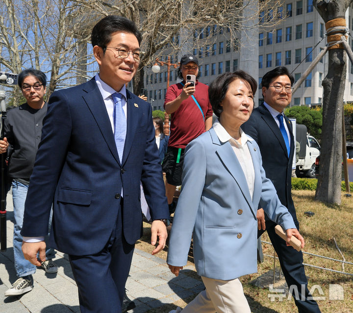 간담회 참석하는 후보들