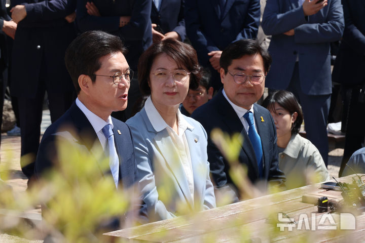 [서울=뉴시스] 고승민 기자 = 정원오 더불어민주당 서울시장 후보가 12일 서울 여의도 국회 소통관 앞 벤치에서 열린 수도권 광역단체장 후보 '원팀 간담회'에서 인사말을 하고 있다. 2026.04.12. kkssmm99@newsis.com