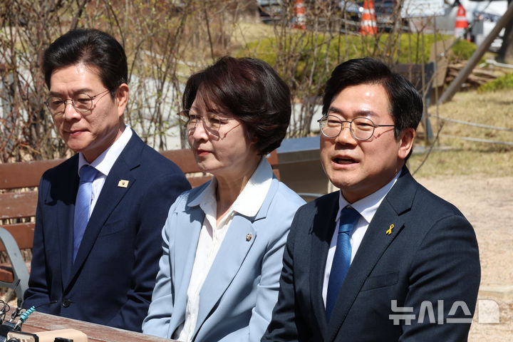 [서울=뉴시스] 고승민 기자 = 박찬대 더불어민주당 인천시장 후보가 12일 서울 여의도 국회 소통관 앞 벤치에서 열린 수도권 광역단체장 후보 '원팀 간담회'에서 인사말을 하고 있다. 2026.04.12. kkssmm99@newsis.com