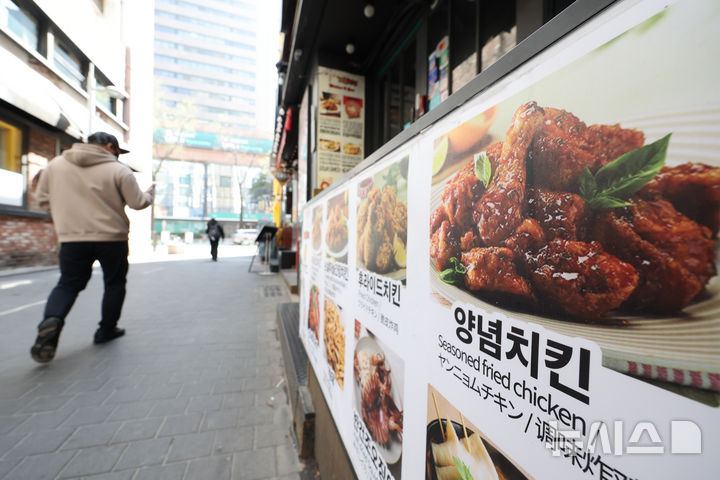 닭·기름·포장재 가격 상승… 치킨값 반영될까