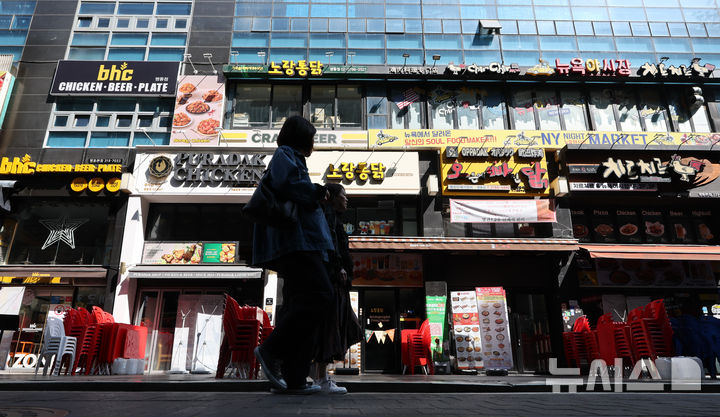 [서울=뉴시스] 황준선 기자 = 서울 중구 명동 치킨 전문점. 2026.04.12. hwang@newsis.com