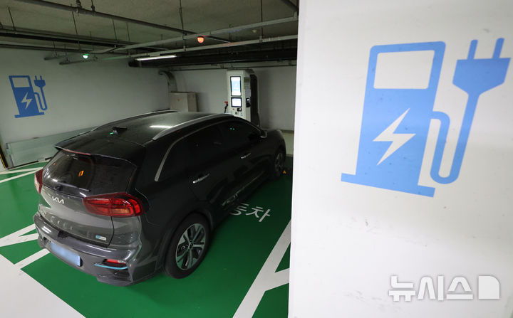 [서울=뉴시스] 황준선 기자 = 지난 12일 서울 중구 동대문디자인플라자 전기차 충전소에서 전기차가 충전되고 있는 모습. 2026.04.12. hwang@newsis.com