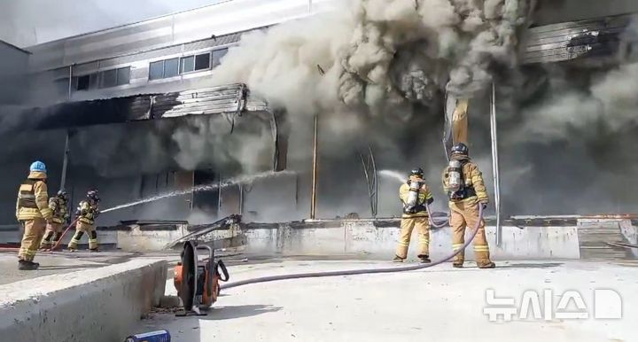 [완도=뉴시스] 12일 오전 8시25분께 전남 완도군 군외면 한 수산물 냉동창고(3693㎡)에서 불이 나 소방당국이 진화작업을 벌이고 있다. (사진 = 독자 제공) 2026.04.12. photo@newsis.com