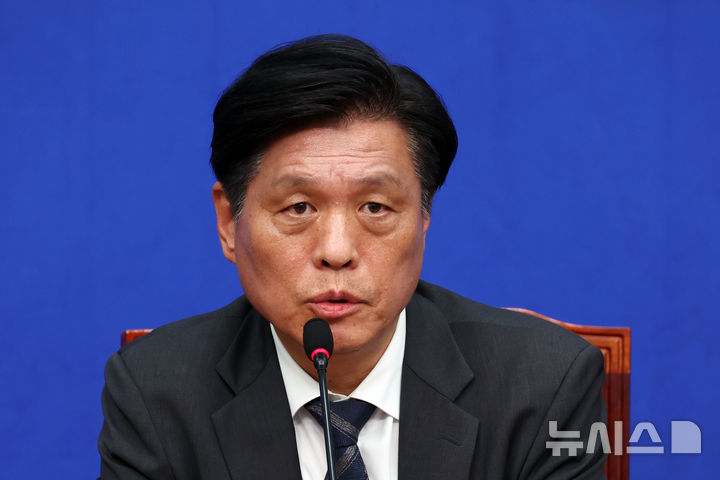 [서울=뉴시스] 고승민 기자 = 조승래 더불어민주당 사무총장이 12일 서울 여의도 국회 소통관에서 현안 기자간담회를 하고 있다. 2026.04.12. kkssmm99@newsis.com