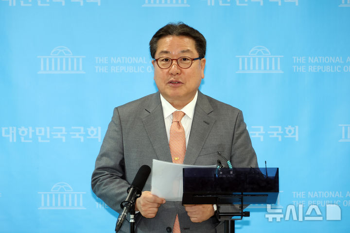 [서울=뉴시스] 고승민 기자 = 조광한 국민의힘 최고위원이 12일 서울 여의도 국회 소통관에서 경기도지사 경선 출마 기자회견을 하고 있다. 2026.04.12. kkssmm99@newsis.com