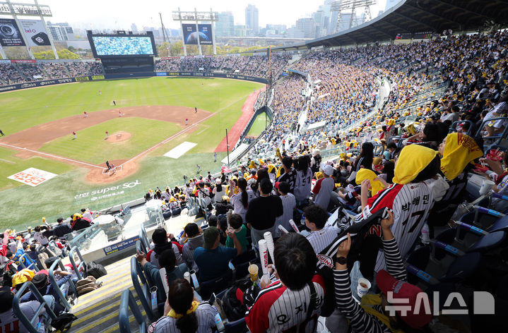 [서울=뉴시스] 홍효식 기자 = 12일 서울 송파구 잠실야구장에서 열린 2026 KBO리그 SSG 랜더스와 LG 트윈스의 경기를 찾은 관중들이 응원하고 있다. KBO에 따르면 지난 10일까지 누적 관중은 101만 1465명이다. 이는 역대 최소 경기인 55경기, 개막 후 최단 기간인 14일 만에 100만 관중을 넘어선 기록이다. 2026.04.12. yesphoto@newsis.com