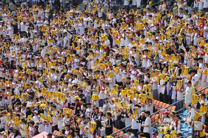 [서울=뉴시스] 홍효식 기자 = 12일 서울 송파구 잠실야구장에서 열린 2026 KBO리그 SSG 랜더스와 LG 트윈스의 경기를 찾은 관중들이 응원하고 있다. KBO에 따르면 지난 10일까지 누적 관중은 101만 1465명이다. 이는 역대 최소 경기인 55경기, 개막 후 최단 기간인 14일 만에 100만 관중을 넘어선 기록이다. 2026.04.12. yesphoto@newsis.com