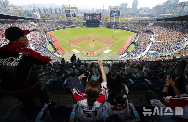 [서울=뉴시스] 홍효식 기자 = 12일 서울 송파구 잠실야구장에서 열린 2026 KBO리그 SSG 랜더스와 LG 트윈스의 경기를 찾은 관중들이 응원하고 있다. KBO에 따르면 지난 10일까지 누적 관중은 101만 1465명이다. 이는 역대 최소 경기인 55경기, 개막 후 최단 기간인 14일 만에 100만 관중을 넘어선 기록이다. 2026.04.12. yesphoto@newsis.com