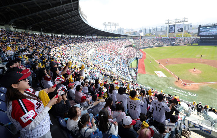 [서울=뉴시스] 홍효식 기자 = 12일 서울 송파구 잠실야구장에서 열린 2026 KBO리그 SSG 랜더스와 LG 트윈스의 경기를 찾은 관중들이 응원하고 있다. KBO에 따르면 지난 10일까지 누적 관중은 101만 1465명이다. 이는 역대 최소 경기인 55경기, 개막 후 최단 기간인 14일 만에 100만 관중을 넘어선 기록이다. 2026.04.12. yesphoto@newsis.com