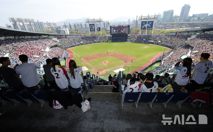 [서울=뉴시스] 홍효식 기자 = 12일 서울 송파구 잠실야구장에서 열린 2026 KBO리그 SSG 랜더스와 LG 트윈스의 경기를 찾은 관중들이 응원하고 있다. 2026.04.12. yesphoto@newsis.com