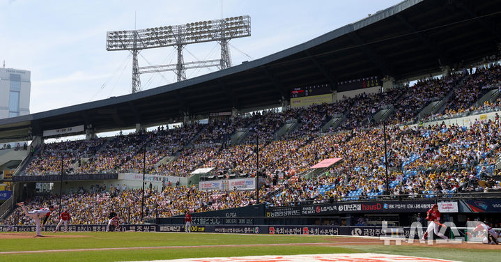 [서울=뉴시스] 홍효식 기자 = 12일 서울 송파구 잠실야구장에서 열린 2026 KBO리그 SSG 랜더스와 LG 트윈스의 경기를 찾은 관중들이 응원하고 있다. KBO에 따르면 지난 10일까지 누적 관중은 101만 1465명이다. 이는 역대 최소 경기인 55경기, 개막 후 최단 기간인 14일 만에 100만 관중을 넘어선 기록이다. 2026.04.12. yesphoto@newsis.com