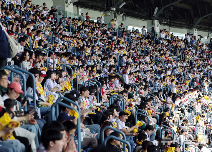 [서울=뉴시스] 홍효식 기자 = 12일 서울 송파구 잠실야구장에서 열린 2026 KBO리그 SSG 랜더스와 LG 트윈스의 경기를 찾은 관중들이 응원하고 있다. KBO에 따르면 지난 10일까지 누적 관중은 101만 1465명이다. 이는 역대 최소 경기인 55경기, 개막 후 최단 기간인 14일 만에 100만 관중을 넘어선 기록이다. 2026.04.12. yesphoto@newsis.com