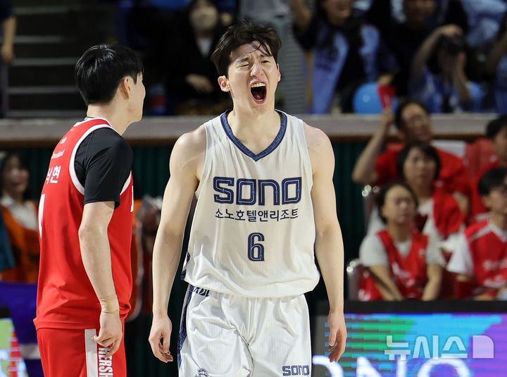 [서울=뉴시스] 홍효식 기자 = 12일 서울 송파구 잠실학생체육관에서 열린 2025-2026 프로농구 6강 플레이오프 1차전 서울 SK와 고양 소노의 경기, 소노 이정현이 슛을 성공시킨 뒤 포효하고 있다. 2026.04.12. yesphoto@newsis.com