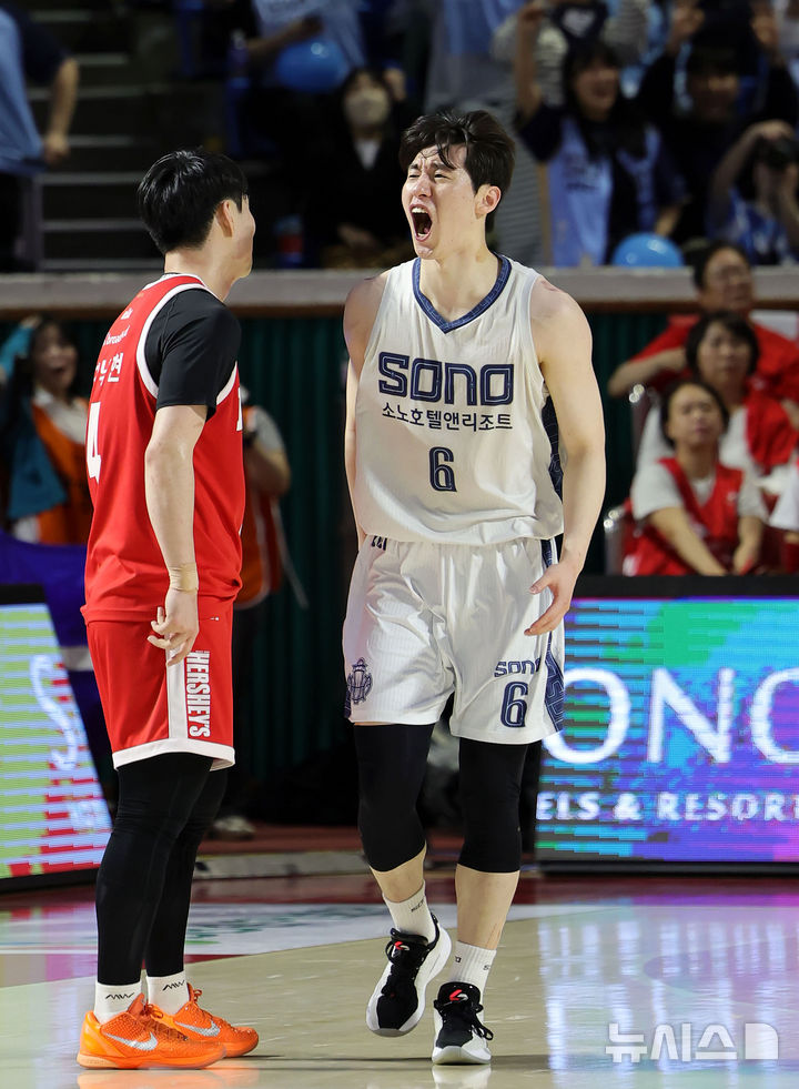 [서울=뉴시스] 홍효식 기자 = 12일 서울 송파구 잠실학생체육관에서 열린 2025-2026 프로농구 6강 플레이오프 1차전 서울 SK와 고양 소노의 경기, 소노 이정현이 슛을 성공시킨 뒤 포효하고 있다. 2026.04.12. yesphoto@newsis.com